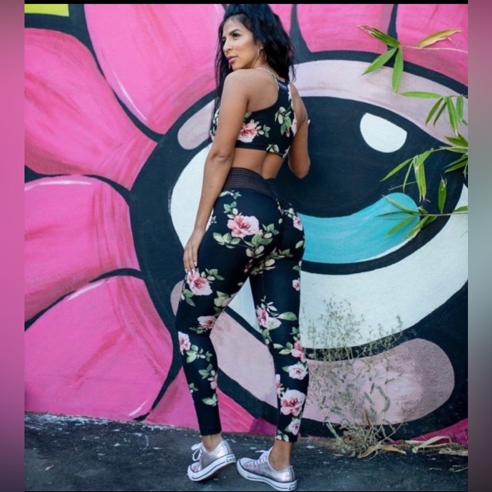 SOLD on Ⓜ️ Cute Booty Lounge Floral Legging XS
